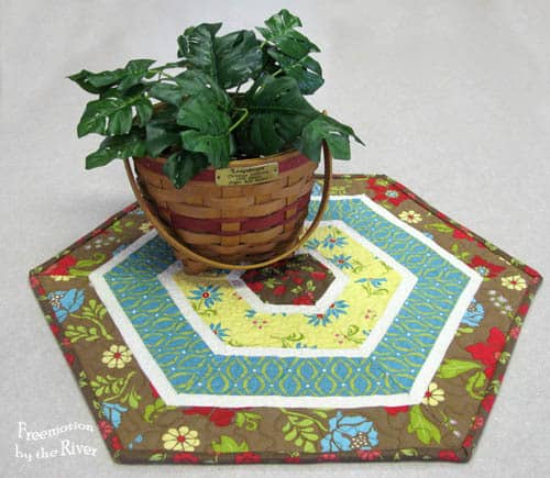 Pleasant Summer House Table Topper