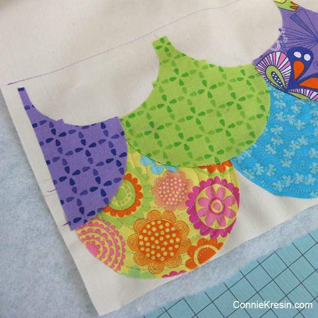 Fast and easy Raw edge applique Clamshell Pillow tutorial #fabric #tutorial #sewing #pillow #tutorial
