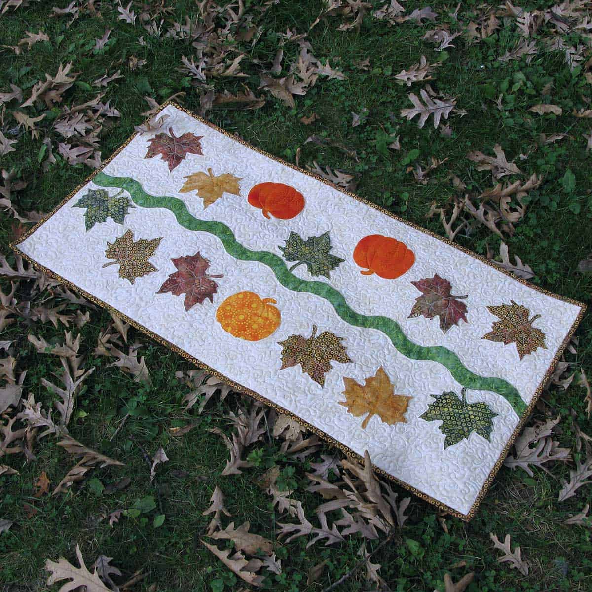 Autumn Pumpkin Fest Table Runner tutorial fall leaves on the ground