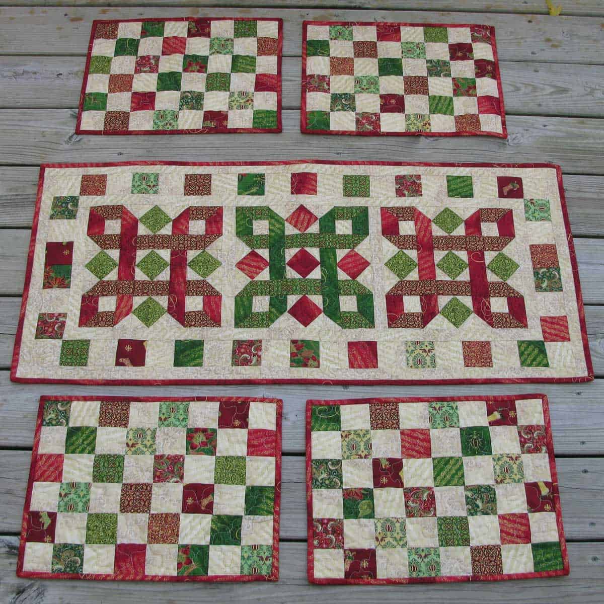 Tis the Season tablerunner and placemats