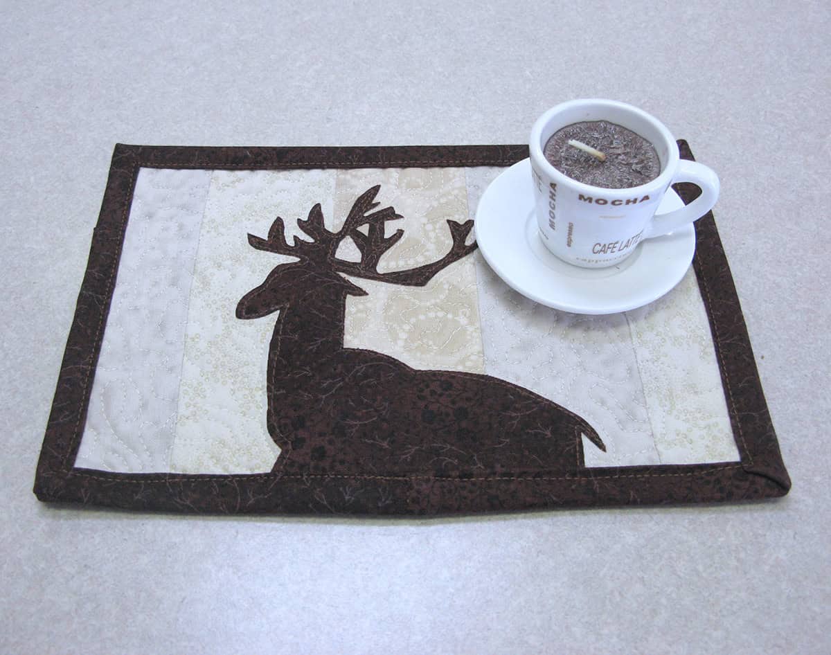 applique deer mug rug