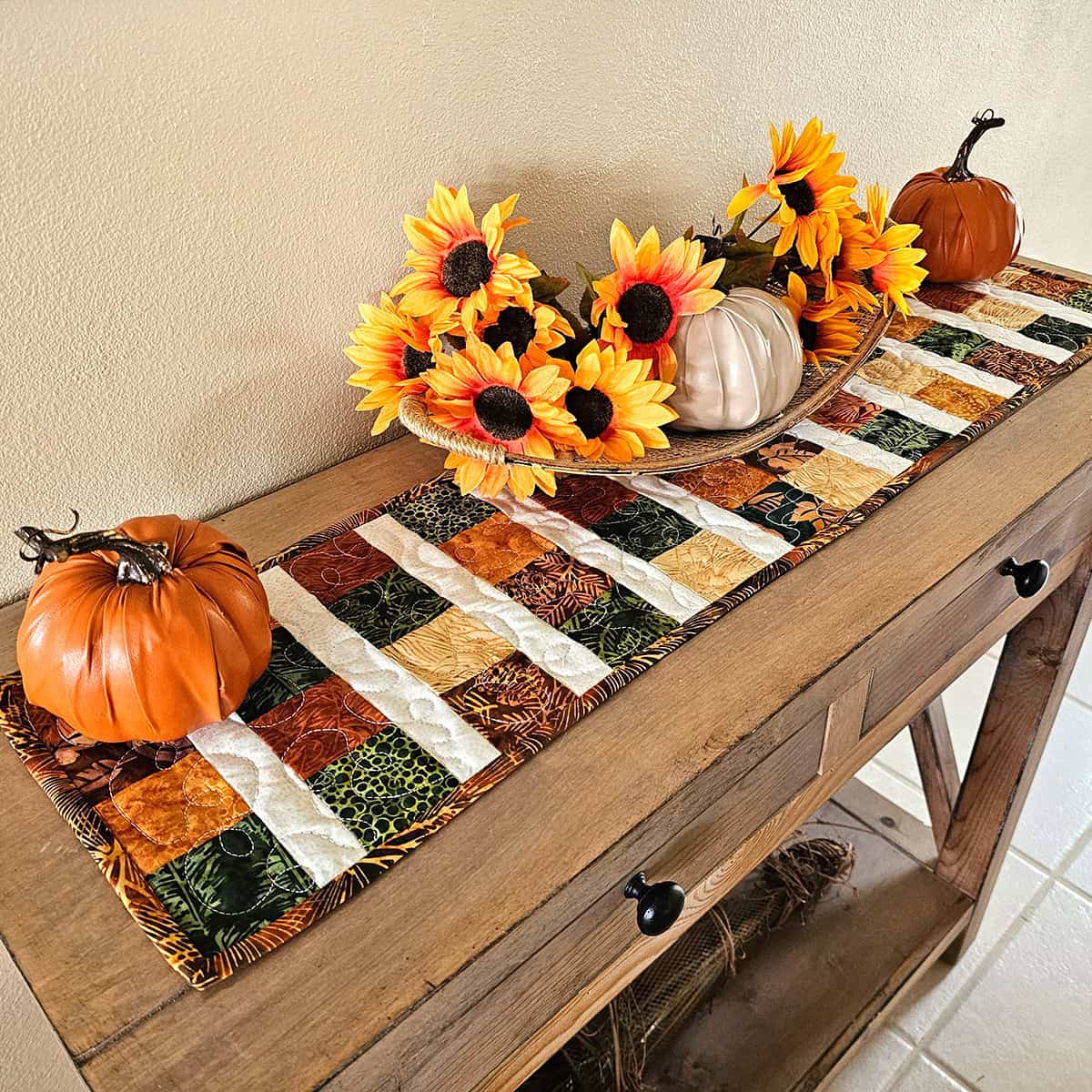 narrow table with Nox table runner